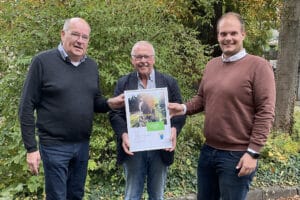 v.l.: Klaus-Rainer Willeke (Bürgermeister der Stadt Sundern), Anton Lübke (Vertreter für den Heimatverein Allendorf), Johannes Kobeloer (Westenergie AG) (Foto: Stadt Sundern)