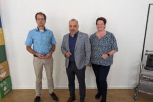 v.l.: Dr. Tobias Schulte, Arnsbergs Bürgermeister Ralf Paul Bittner, Daniela Dümpelmann (Foto: VHS)